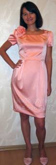 Нежно-розовое шелковое платье, отрезное по линии талии, на подкладке. Лиф украшен цветком ручной работы