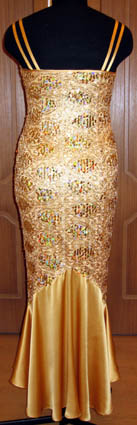 Длинное вечернее золотое платье силуэта «русалка».