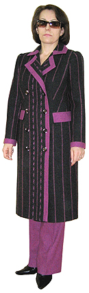 Демисезонное пальто полуприлегающего силуэта из шерстяной пальтовой ткани в полоску.