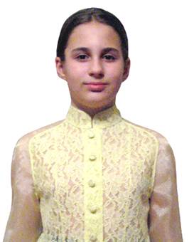 Блузка для девочки школьного возраста выполнена из кружева и органзы.