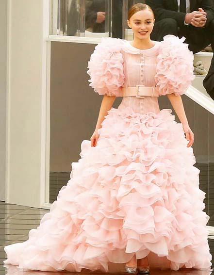 Лили Роуз Депп в платье от Лагерфельда