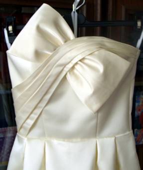 свадебное платье задрапировано сужающимися кверху лифа горизонтальными складками