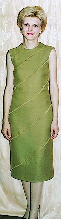 Платье - крой из полос, без вытачек, линии соединения полос отделаны бахромой. 