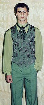 Классические брюки, шелковый жилет, шелковая рубашка с воротником “стойка” с отогнутыми 
			уголками в сочетании с пластроном