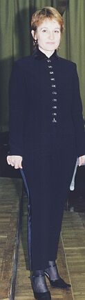Жакет прилегающего силуэта, узкий втачной рукав с застежкой на крючках, отложной бархатный воротник на высокой стойке