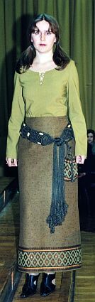 Блуза по модели дома Херрера, втачной годированный рукав, глубокий вырез на шнуровке.