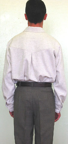 Мужская рубашка Воротник на отрезной стойке, застежка впереди на планке, кокетки впереди и сзади.