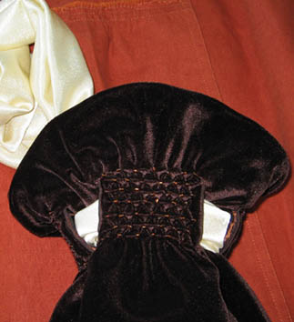 На сумочке выполнены вафли, украшенные бисером.