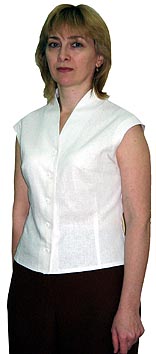 Блузка Цельнокроеный воротник-стойка, однобортная застежка, цельнокроеный короткий рукав «японка». Вытачки «молоточек». 