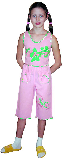 Детская пижама. Обтачки топа и низа брюк выкроены по косой. 