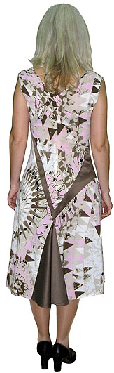 Платье прилегающего силуэта без нагрудных и талиевых вытачек из вискозы-срейч.