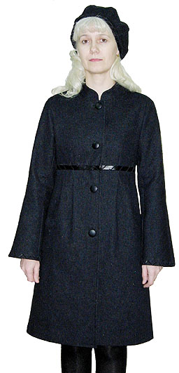  Пальто однобортное с цельнокроеным трехшовным рукавом, завышенной линией талии, воротник – стойка.