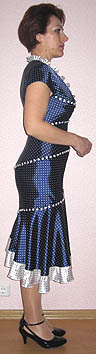 Платье застегнуто на руликовые петли, всего 180 обтяжных пуговиц