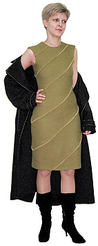 Платье для коктейля прилегающего силуэта без рукавов.