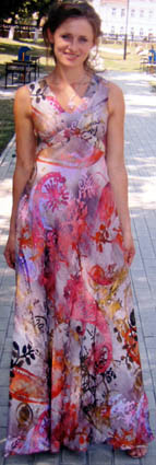 длинное платье с завышенной линией талии конический крой юбки.