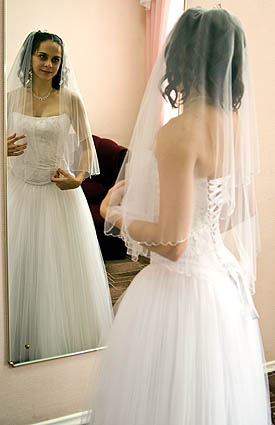 Свадебное платье многослойная объемная юбка из жесткой и мягкой сетки, атласа и органзы.