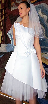 Свадебное платье на внутреннем корсете, на подкладке, нижняя юбка выполнена из жесткой и мягкой сетки.