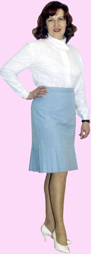 Skirt with pleats in the undercuts